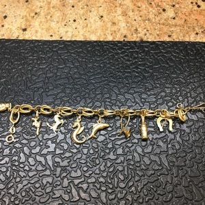 Charm bracelet in 18k gold. 8 gold charms.